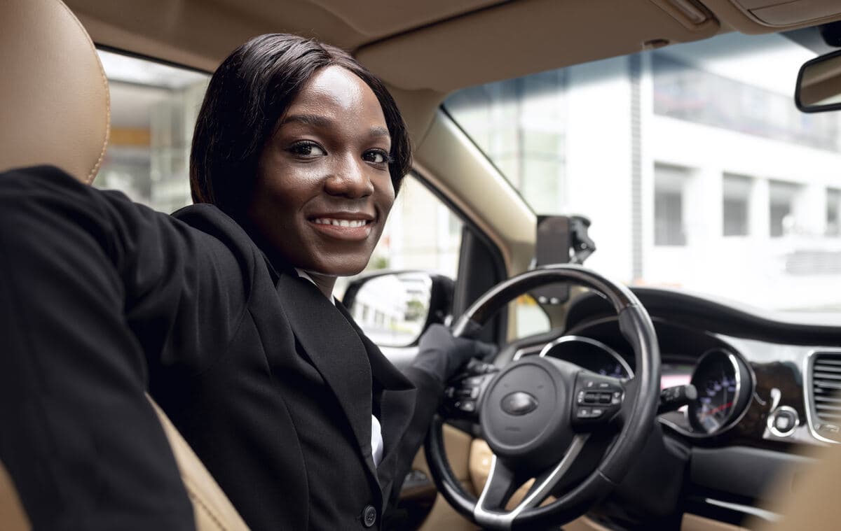 Chauffeuse au volant consultant ses missions