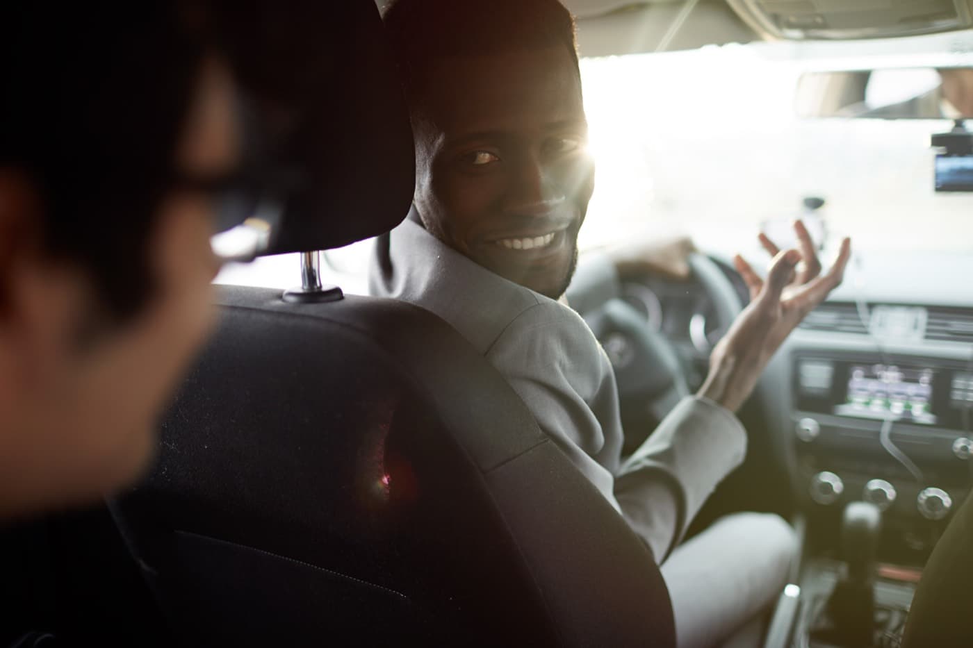 Chauffeur attentionné avec un passager