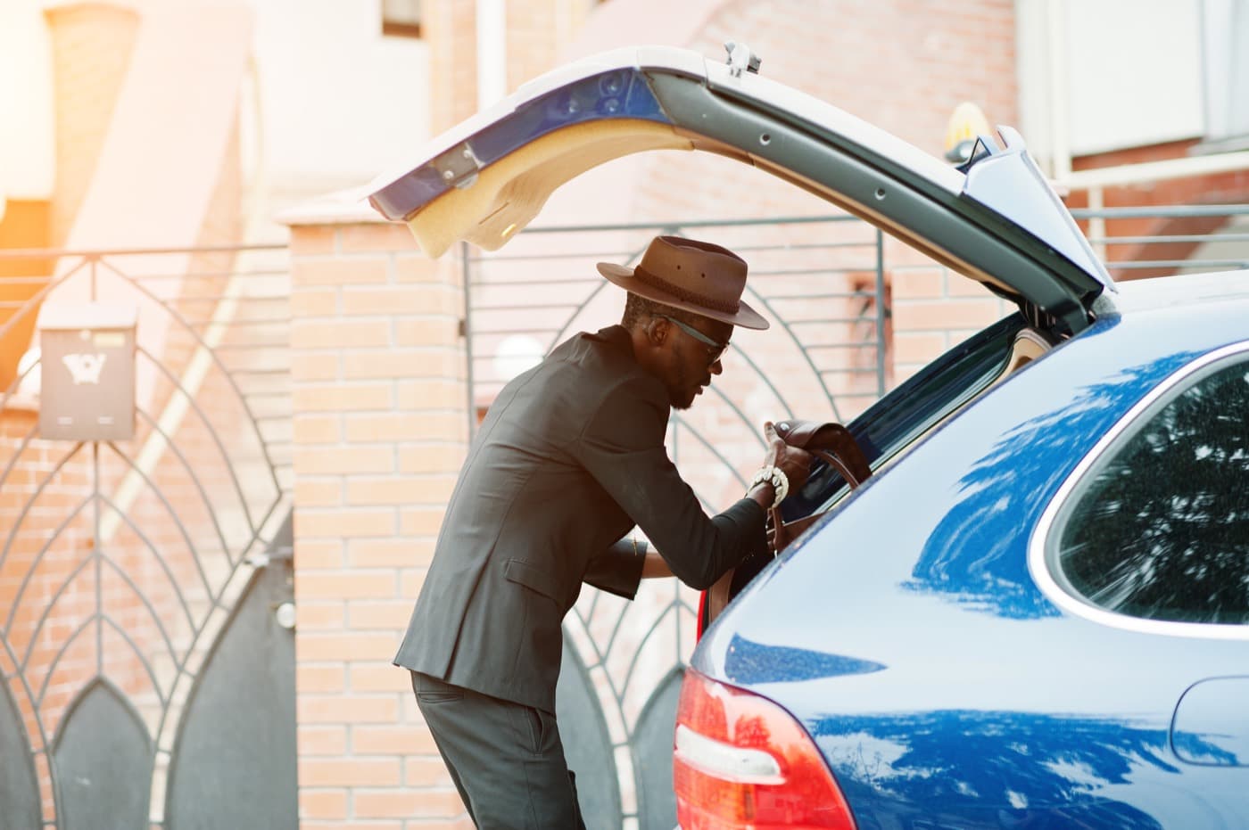 Chauffeur prend en charge les bagages